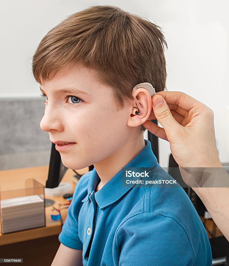 Lắp Đặt Máy Trợ Thính Trên Tai Của Cậu Bé Acasian Giải Pháp Thính ...