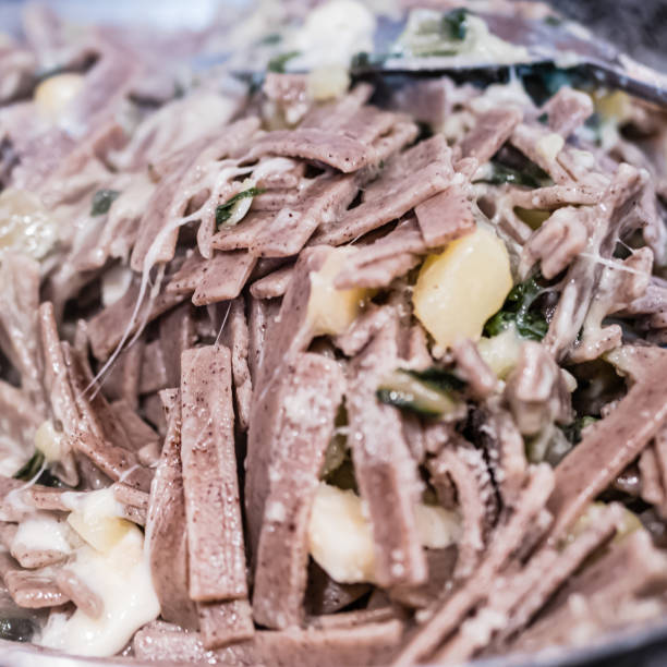 primer plano del suculento y típico plato italiano pizzoccheri. plato típico de valtellina, lombardía, italia. - pizzoccheri homemade tagliatelle italy fotografías e imágenes de stock