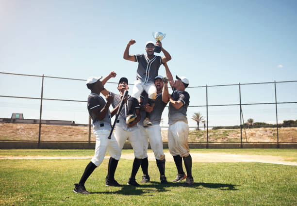 teamwork siegt erneut - baseballmannschaft stock-fotos und bilder