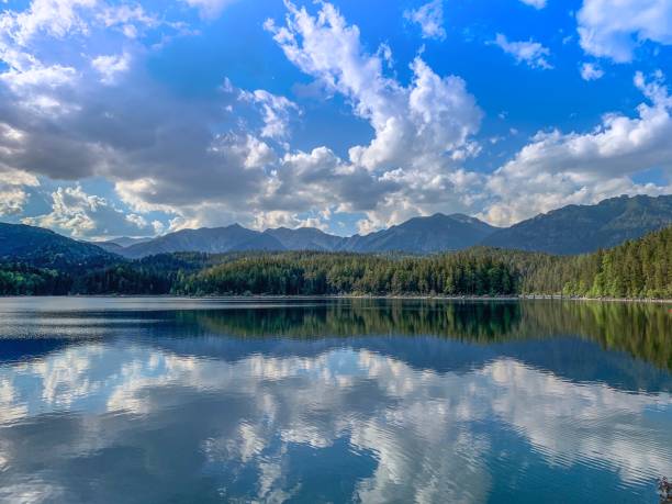 バイエルンの美しいアイブ湖 - wetterstein mountains bavaria mountain forest ストックフォトと画像