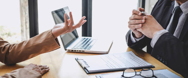 Job interview, Senior selection committee manager asking questions to applicant about work history, colloquy dream, Skill, expertise, experience and businessman listen to candidate answers. entrevista de trabajo, gerente del comité de selección sénior que hace preguntas al solicitante sobre la historia del trabajo, sueño coloquio, habilidad, experiencia, experiencia y hombre de negocios escuchar las respuestas de los candidatos