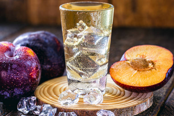 梅酒は、夏に合う日本の梅酒で、爽やかです。 - plum fruit brandy ストックフォトと画像
