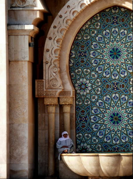 femme se reposant dans la mosquée hassan ii, casablanca, maroc - sultan hassan mosque photos et images de collection