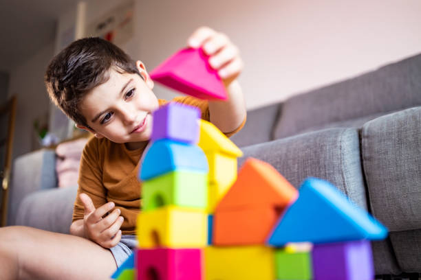 chico divertido jugando con bloques en casa - figuras geometricas para preescolar fotografías e imágenes de stock