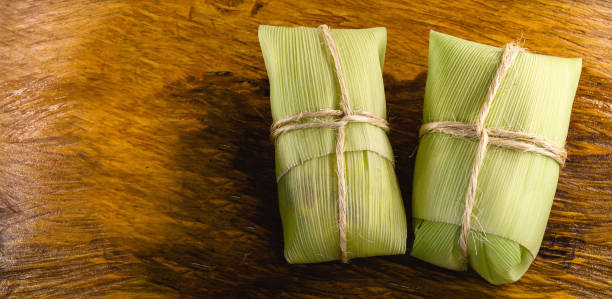 venda de carrinhos de bebê pamonha e curau - comida típica de milho verde e queijo - comida brasileira comum em festas rurais nos meses de junho e julho. sobremesa caseira. - cake yellow sweet food banquet - fotografias e filmes do acervo