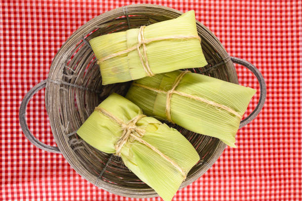 pamonha-brasileira típica de cidades rurais. milho doce com queijo servido em palha. conceito de alimentação rural e regional brasileira. - cake yellow sweet food banquet - fotografias e filmes do acervo