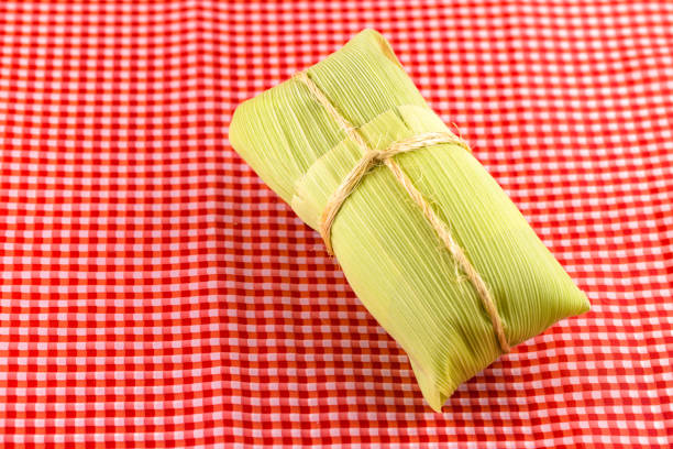 pamonha и curau коляска продажа - типичные зеленые кукурузы и сыра пищи - общие бразильской кухни на сельских вечеринках в июне и июле. домашний де� - cake yellow sweet food banquet стоковые фото и изображения