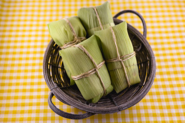 venda de carrinhos de bebê pamonha e curau - comida típica de milho verde e queijo - comida brasileira comum em festas rurais nos meses de junho e julho. sobremesa caseira. - cake yellow sweet food banquet - fotografias e filmes do acervo