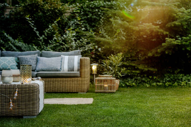 단독 주택의 정원에서 초여름 저녁 - furniture patio outdoors lounge 뉴스 사진 이미지