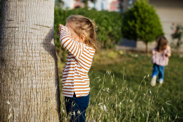 kuvapankkikuvat ja rojaltivapaat kuvat aiheesta lapset leikkivät piilosta ja etsivät - hide and seek