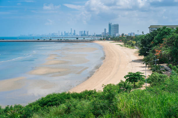 pattaya beach summer day with blue sky from high angle view - pattaya imagens e fotografias de stock