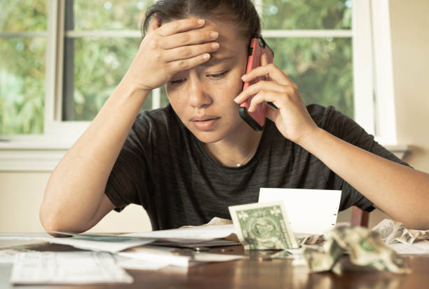 une femme stressée sans argent regardant ses factures de carte de crédit et les paiements mensuels. la dette en crise financière. - poor communication photos et images de collection