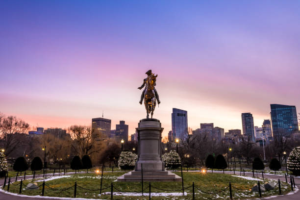 monumento a george washington en el jardín público en boston, massachusetts, ee.uu. antes del amanecer. - boston common fotografías e imágenes de stock