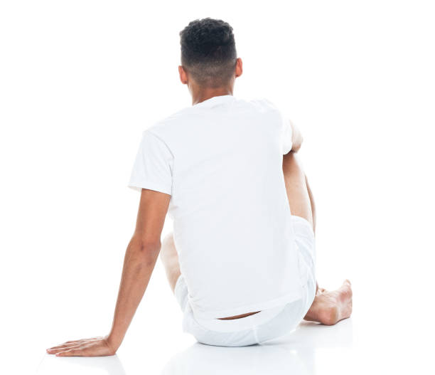 афро-американская этническая принадлежность молодой мужчина отдыхает перед �белым фоном в футболке - underwear men t shirt white стоковые фото и изображения