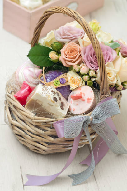 jabones caseros en cesta y cajas - coffee bean coffee flower ribbon fotografías e imágenes de stock