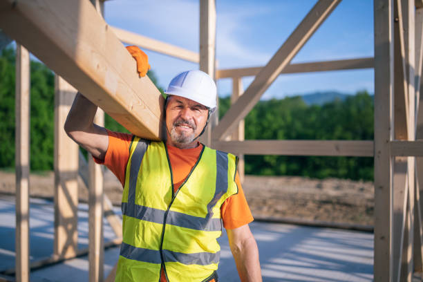 retrato do trabalhador manual no lado construtor. - construction frame wood accuracy adult - fotografias e filmes do acervo