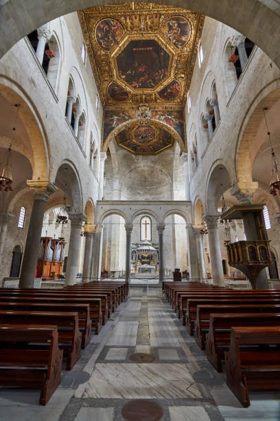 vista interior de la basílica de san nicolás también conocida como basílica de san nicolás de bari en bari apulia puglia italia - as bari fotografías e imágenes de stock