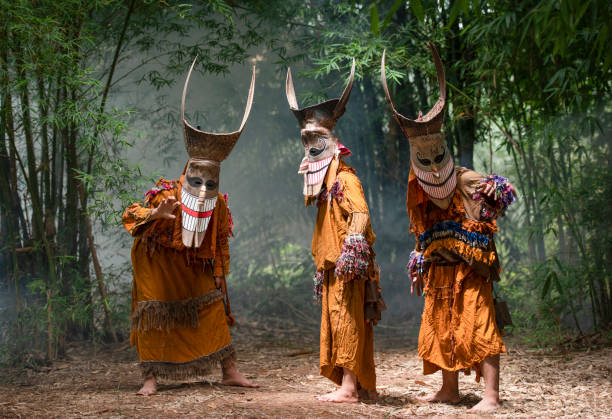 phi ta khon festival máscara fantasma e fantasia colorida diversão tradicional tailândia máscara a exposição arte e cultura loei província dan sai tailândia festival - phi ta khon ou halloween de loei tailândia - battle dress - fotografias e filmes do acervo