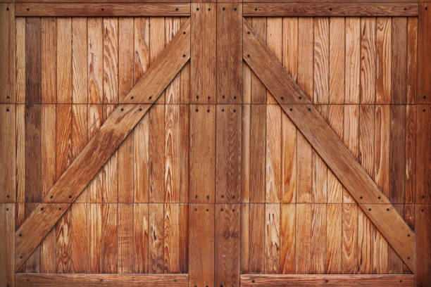 wooden barn gate doors - barn door imagens e fotografias de stock