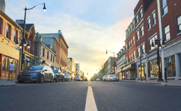 downtown kingston ontario au coucher du soleil - petite ville photos et images de collection