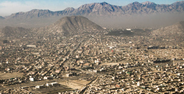 гора и высокая плотность города, кабул, афганистан - kabul стоковые фото и изображения