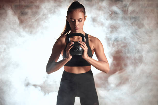 fitness woman in black sportswear lifting weight dumbbells - kettle bell activity aerobics athlete imagens e fotografias de stock