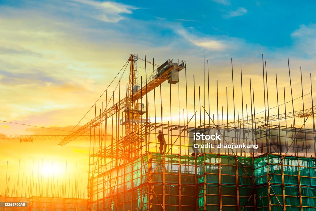 Turmkran und Baustellensilhouette bei Sonnenaufgang. - Lizenzfrei Baugewerbe Stock-Foto
