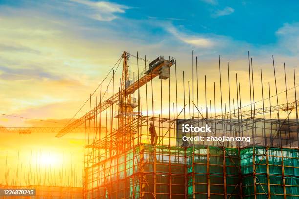 Turmkran Und Baustellensilhouette Bei Sonnenaufgang Stockfoto und mehr Bilder von Baugewerbe