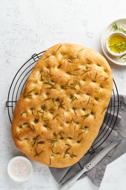 포카치아, 피자, 로즈마리와 올리브 오일을 곁들인 이탈리안 플랫 브레드 - focaccia bread 뉴스 사진 이미지