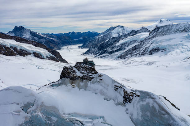 gipfel-gletscher in europa - jungfrau train winter wengen stock-fotos und bilder