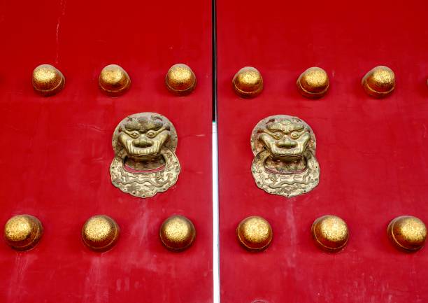 a porta real vermelha com maçaneta de leão dourado na cidade proibida, pequim, china - gate handle door traditional culture - fotografias e filmes do acervo