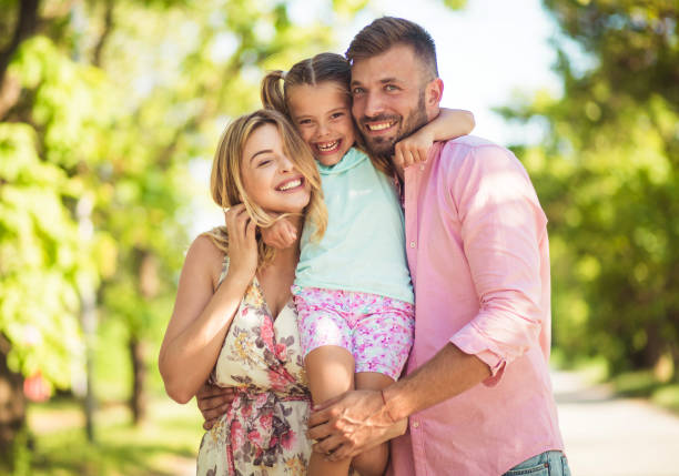 mam najlepszych rodziców na świecie. - park posing family outdoors zdjęcia i obrazy z banku zdjęć