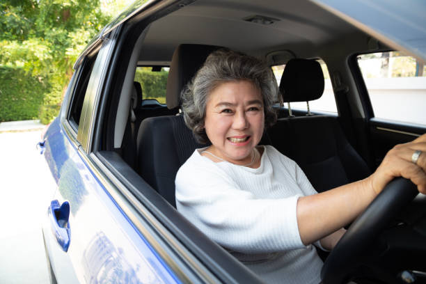 asiatische seniorin autoautot und lächelt glücklich mit frohem positiven ausdruck während der fahrt reisereise, die menschen genießen lachenden transport und fahren durch konzept - wayfaring stock-fotos und bilder