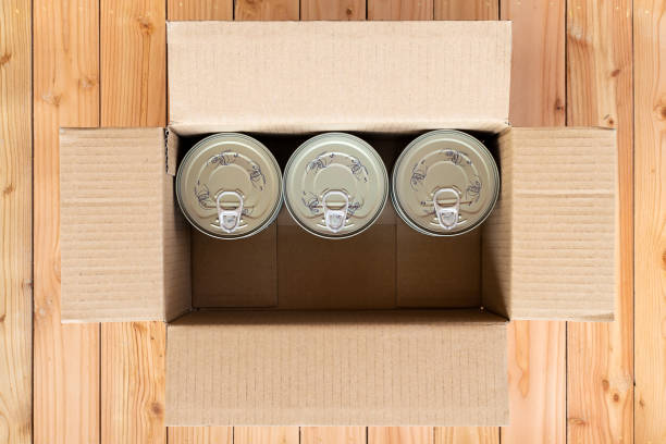 alimentos enlatados en una caja de cartón. - tuna chunks fotografías e imágenes de stock
