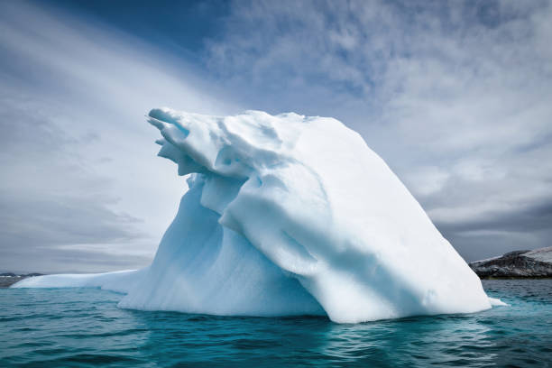 antarctica iceberg drifting on antarctic south atlantic ocean - climate change south pole antarctica imagens e fotografias de stock