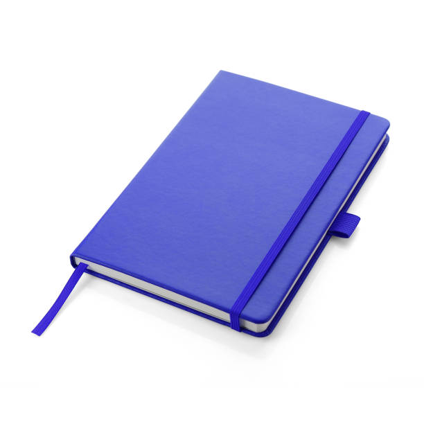 탄성 밴드가있는 빈 파란색 가죽 패브릭 하드 커버 노트북은 흰색 표면에 다시 누워 있습니다. 노트북이 닫힌 상단 보기입니다. 흰색 배경에 격리. - note pad leather diary book 뉴스 사진 이미지