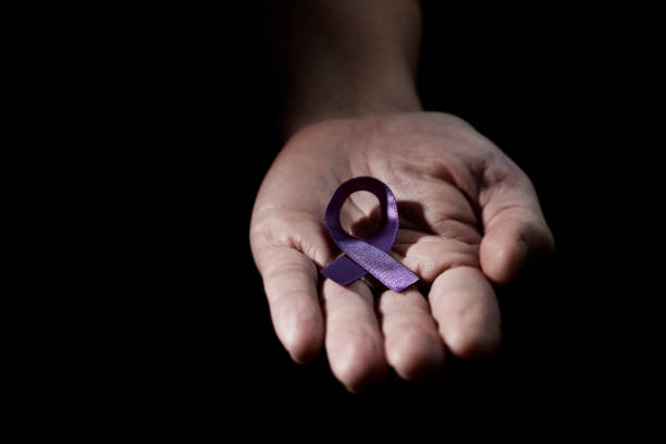 女性に対する暴力に対する紫色のリボン - domestic violence ストックフォトと画像
