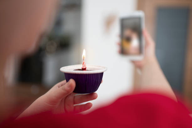 giovane donna festeggia compleanno in teleconferenza - muffin blueberry muffin blueberry isolated foto e immagini stock