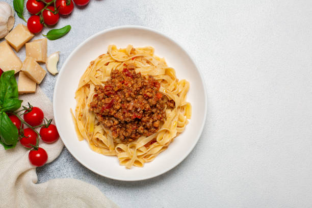 イタリアンパスタタリアテッレ肉ソース添え - dishware pasta tagliatelle beef ストックフォトと画像