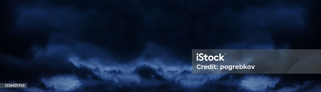 Cielo Oscuro Nublado Antes De Tempestad De Fondo Ancho Patrón Largo Del Cielo Del Huracán Fondos De Pantalla Panorámicas Abstractos Sombríos Foto de stock y más banco de imágenes de Ancho - Cielo Oscuro Nublado Antes De Tempestad De Fondo Ancho Patrón Largo Del Cielo Del Huracán Fondos De Pantalla Panorámicas Abstractos Sombríos Foto de stock y más banco de imágenes de Ancho -