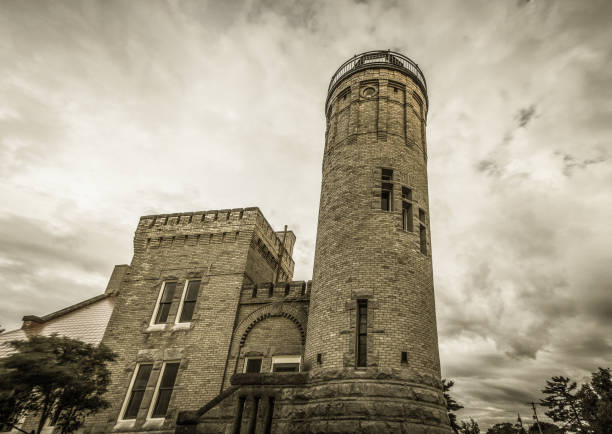 farol de mackinaw point estilo gótico em mackinaw city michigan - straits of mackinac - fotografias e filmes do acervo