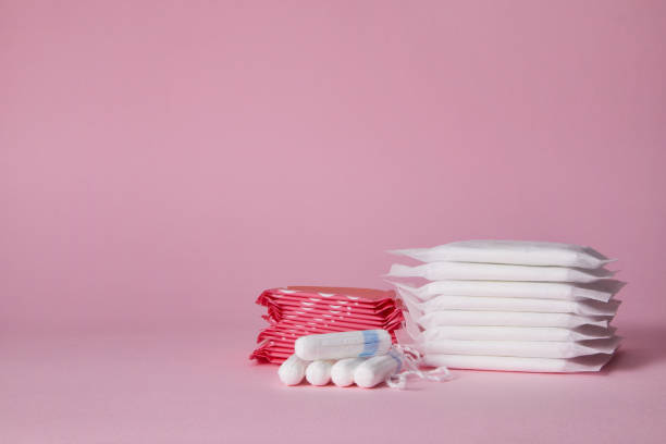 tamponi e tamponi in cotone sanitario mestruale - sanitary napkin foto e immagini stock