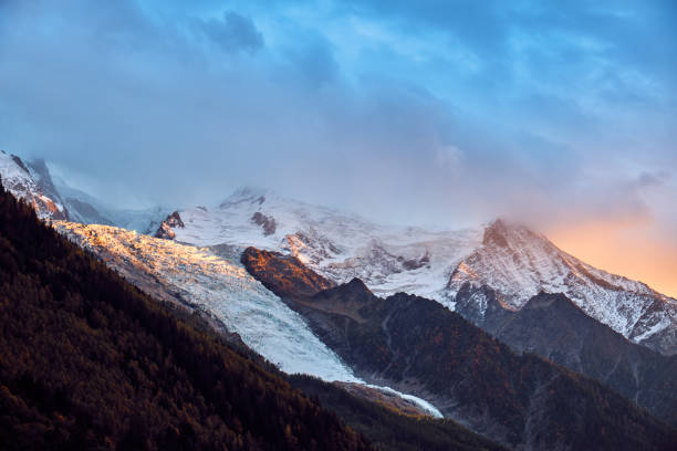 le mont blanc est la plus haute montagne des alpes. - crevasse glacier snow european alps photos et images de collection