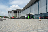 leeren-platz-und-moderne-architektur-in-der-stadt.jpg?b=1&s=170x170&k=20&c=UMCDMUJeGS0IrjSk6RWM6HRnNW1jGZVpyvP38hc9ZXY=
