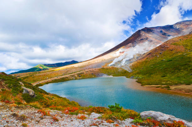 belles couleurs d’automne au mont asahidake, hokkaido, japon. - parc national de daisetsuzan photos et images de collection