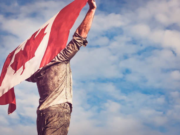 atrakcyjny człowiek posiadający kanadyjską flagę. święto - toronto canada flag montreal zdjęcia i obrazy z banku zdjęć