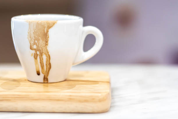 schmutziger kaffee weiß becher und kaffeebecher fleck auf holzplatte - isolated on white breakfast cafe office stock-fotos und bilder