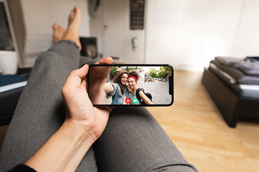 Mantenerse conectado con amigos en videollamada desde casa photo
