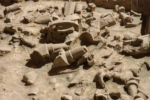 mausoleo qin shi huang di soldati di terracotta rovine rotte della città di xi'an, provincia di shaanxi, cina - xian qin shi huangs tomb international landmark national landmark foto e immagini stock