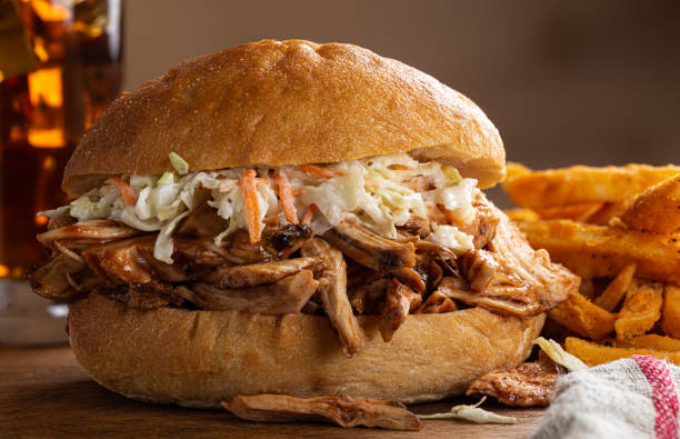 barbecue pulled chicken sandwich - grillhühnchen stock-fotos und bilder